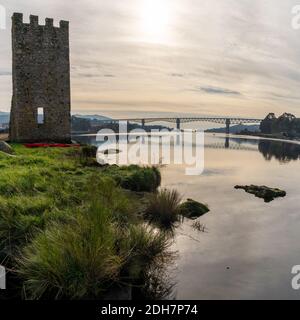 Una vista sulle rovine delle Torres de Oeste Castello e fortezza sul fiume Arousa in Galizia Foto Stock