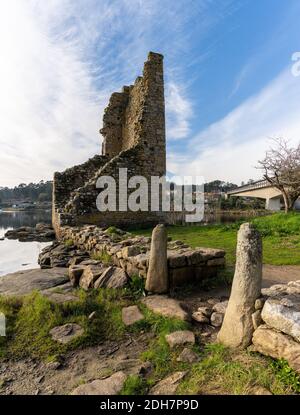 Una vista sulle rovine delle Torres de Oeste Castello e fortezza sul fiume Arousa in Galizia Foto Stock