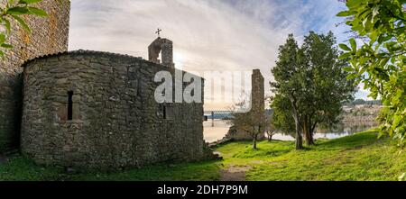 Una vista sulle rovine delle Torres de Oeste Castello e fortezza sul fiume Arousa in Galizia Foto Stock