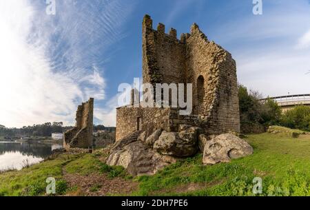 Una vista sulle rovine delle Torres de Oeste Castello e fortezza sul fiume Arousa in Galizia Foto Stock