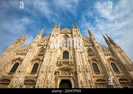 Duomo di Milano con cielo blu e luce del tramonto Foto Stock