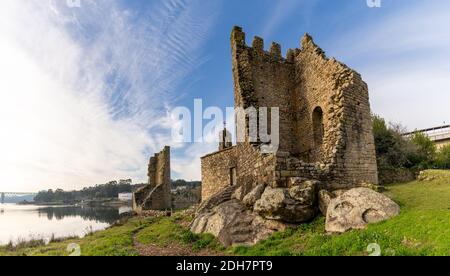 Una vista sulle rovine delle Torres de Oeste Castello e fortezza sul fiume Arousa in Galizia Foto Stock