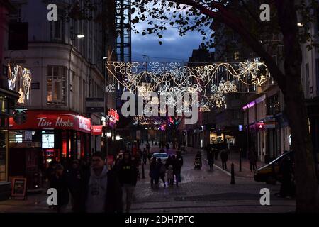 Nella foto, le luci natalizie di Birmingham si accendono per la prossima stagione festiva a New Street e Victoria Square, giovedì 12 novembre 2020. Foto Stock