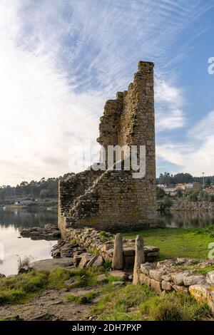 Una vista sulle rovine delle Torres de Oeste Castello e fortezza sul fiume Arousa in Galizia Foto Stock