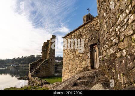 Una vista sulle rovine delle Torres de Oeste Castello e fortezza sul fiume Arousa in Galizia Foto Stock