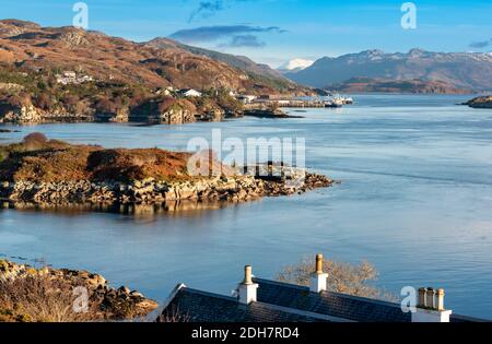 KYLE OF LOCHALSH ROSS-SHIRE SCOZIA COSTA FRASTAGLIATA CON BARCHE DA PESCA ORMEGGIATO LUNGO LA RIVA DEL LOCH ALSH NEVE SUL COLLINE Foto Stock