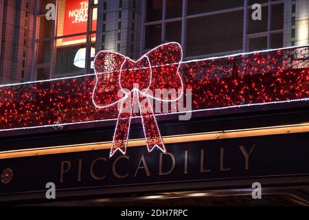 Nella foto, le luci natalizie di Birmingham si accendono per la prossima stagione festiva a New Street e Victoria Square, giovedì 12 novembre 2020. Foto Stock