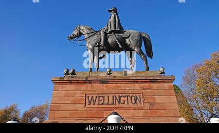 Foto per una caratteristica su Wellesley Woodland, Aldershot - Autunno weekend passeggiate. La statua di Wellington. Foto Stock