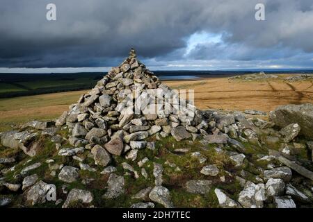 Un cairn su Rough Tor, guardando oltre a Showery Tor su Bodmin Moor.Thursday 12 novembre 2020. Foto Stock