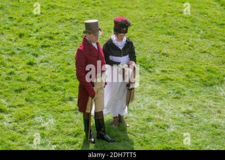 Derbyshire UK 30 agosto 2020: Coppia in costume georgiano periodo sul prato Foto Stock