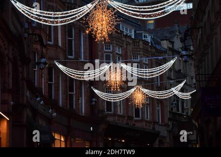 Nella foto, le luci natalizie di Birmingham si accendono per la prossima stagione festiva a New Street e Victoria Square, giovedì 12 novembre 2020. Foto Stock