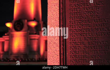 I punti di riferimento attraverso Teesside sono diventato rossi per segnare il giorno della memoria.Hartlepool Cenotaph Foto Stock