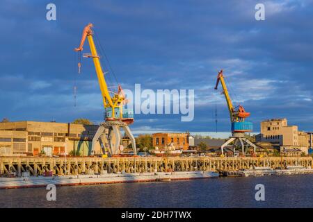 Gru portuali al tramonto Foto Stock