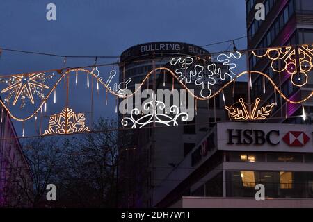 Nella foto, le luci natalizie di Birmingham si accendono per la prossima stagione festiva a New Street e Victoria Square, giovedì 12 novembre 2020. Foto Stock