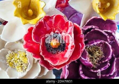 Decorazione ceramica bouquet di fiori - sfondo floreale Foto Stock