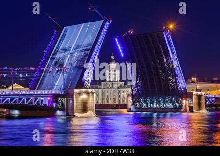 Fiume Neva e Palazzo aperto (Dvortsovy) Ponte - San Pietroburgo Russia Foto Stock