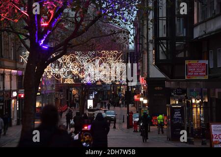 Nella foto, le luci natalizie di Birmingham si accendono per la prossima stagione festiva a New Street e Victoria Square, giovedì 12 novembre 2020. Foto Stock