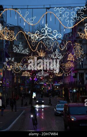 Nella foto, le luci natalizie di Birmingham si accendono per la prossima stagione festiva a New Street e Victoria Square, giovedì 12 novembre 2020. Foto Stock