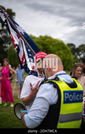 Melbourne, Victoria. 5 dicembre 2020. Melbourne Freedom Rally. Un sostenitore di Trump parla con la polizia. Credit: Jay Kogler/Alamy Live News Foto Stock