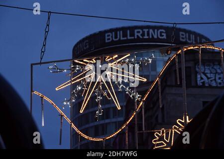 Nella foto, le luci natalizie di Birmingham si accendono per la prossima stagione festiva a New Street e Victoria Square, giovedì 12 novembre 2020. Foto Stock