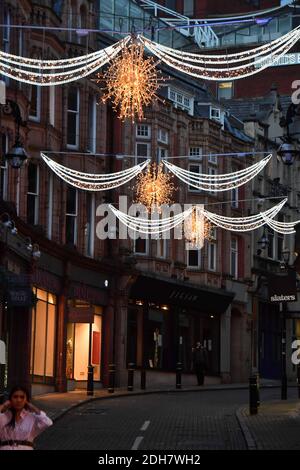 Nella foto, le luci natalizie di Birmingham si accendono per la prossima stagione festiva a New Street e Victoria Square, giovedì 12 novembre 2020. Foto Stock