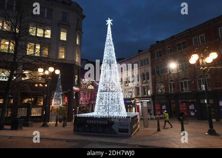 Nella foto, le luci natalizie di Birmingham si accendono per la prossima stagione festiva a New Street e Victoria Square, giovedì 12 novembre 2020. Foto Stock