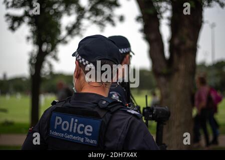 Melbourne, Victoria. 5 dicembre 2020. Melbourne Freedom Rally. La squadra di raccolta delle prove registra la protesta. Credit: Jay Kogler/Alamy Live News Foto Stock