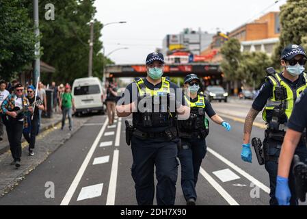 Melbourne, Victoria. 5 dicembre 2020. Melbourne Freedom Rally. La polizia cammina accanto ai dimostranti. Credit: Jay Kogler/Alamy Live News Foto Stock