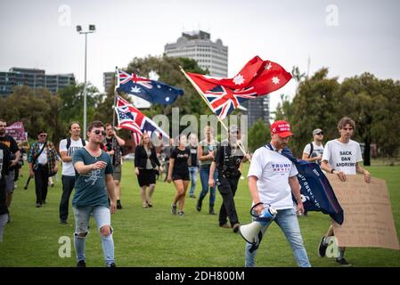 Melbourne, Victoria. 5 dicembre 2020. Melbourne Freedom Rally. I manifestanti marciano con bandiere e segni. Credit: Jay Kogler/Alamy Live News Foto Stock