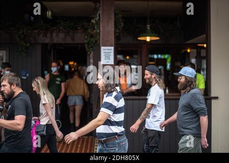 Melbourne, Victoria. 5 dicembre 2020. Melbourne Freedom Rally. I manifestanti intrattengono la gente del posto in un pub. Credit: Jay Kogler/Alamy Live News Foto Stock