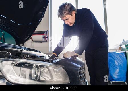 Riparazione meccanica auto nel negozio di riparazioni auto Foto Stock