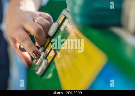 Immagine ritagliata del pulsante di pressione manuale del meccanico sulla macchina in officina di riparazione automatica Foto Stock