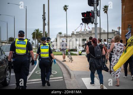 Melbourne, Victoria. 5 dicembre 2020. Melbourne Freedom Rally. Polizia e manifestanti camminano fianco a fianco. Credit: Jay Kogler/Alamy Live News Foto Stock