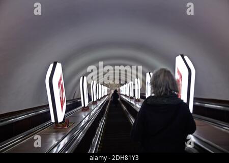 Una vecchia scala mobile a Kiev metropolitana dal tempo URSS, Kiev foto Bo Arrhed Foto Stock