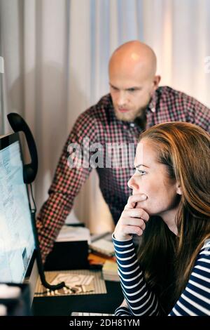 La gente di affari guardare il computer in ufficio Foto Stock
