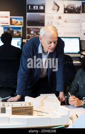 Uomo d'affari senior che discute del progetto con una collega in ufficio Foto Stock