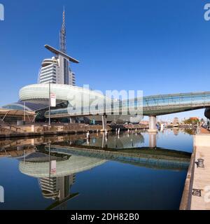 Atlantic Hotel Sail City, casa climatica e il ponte di vetro sul Porto Vecchio, Havenwelten, Germania, Brema, Bremerhaven Foto Stock