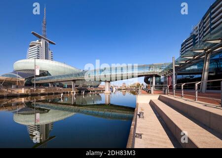 Atlantic Hotel Sail City, casa climatica e il ponte di vetro sul Porto Vecchio, Havenwelten, Germania, Brema, Bremerhaven Foto Stock