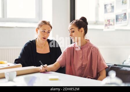 Le donne d'affari discutono sul nuovo progetto al tavolo della conferenza Foto Stock