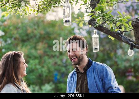 Felice coppia godendo alla festa estiva Foto Stock