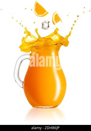 fette di arancio e di cubetto di ghiaccio che cadono in uno spruzzi caraffa su sfondo bianco Foto Stock