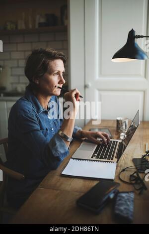 Un designer industriale attento che si siede in ufficio a casa Foto Stock