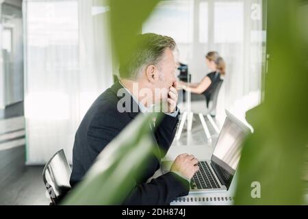 Uomo d affari con computer portatile alla reception Foto Stock