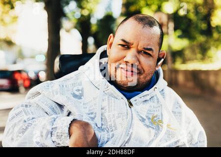 Ritratto di felice uomo disabile che indossa una giacca all'aperto Foto Stock