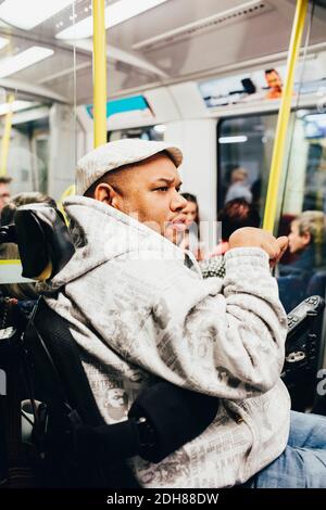 Uomo disabile che viaggia in treno Foto Stock
