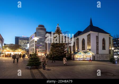 Marktkirche nel centro di Essen e il Natale notevolmente ridotto mercato a causa della pandemia di coronavirus Foto Stock