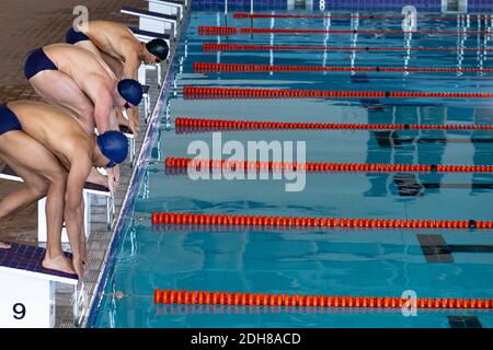Nuotatori pronti per tuffarsi Foto Stock