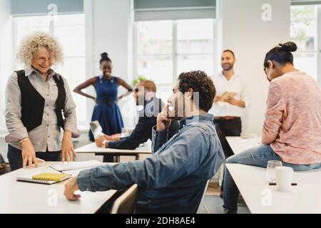 Studenti e insegnanti che ridono in classe di lingua Foto Stock