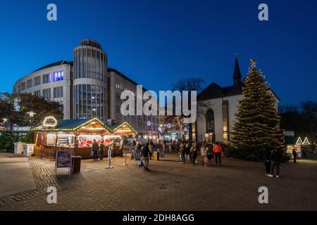 Marktkirche nel centro di Essen e il Natale notevolmente ridotto mercato a causa della pandemia di coronavirus Foto Stock