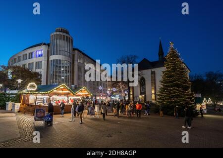 Marktkirche nel centro di Essen e il Natale notevolmente ridotto mercato a causa della pandemia di coronavirus Foto Stock